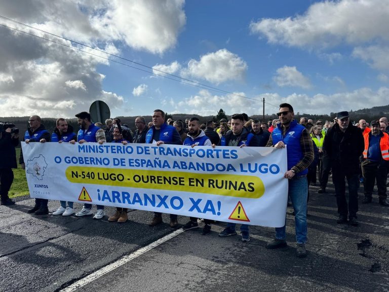 Máis dun milleiro de persoas cortan a N-540 para esixir o arranxo dunha vía “intransitable”