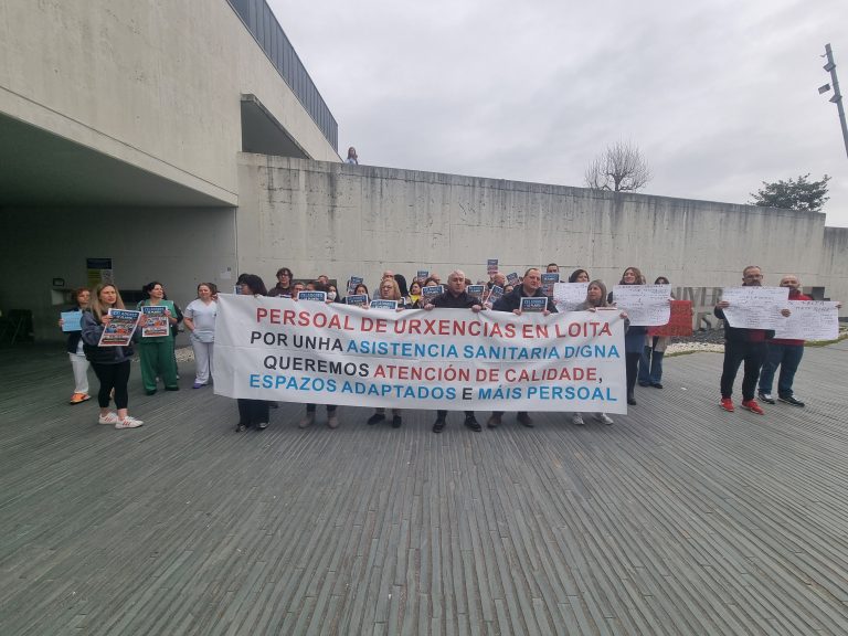 Celadores de Urxencias do HULA comezaron este xoves as concentracións diante do hospital