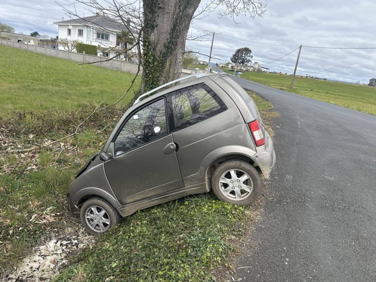 Falece un conductor logo de saír da vía co seu cuadricilo en Castro de Rei
