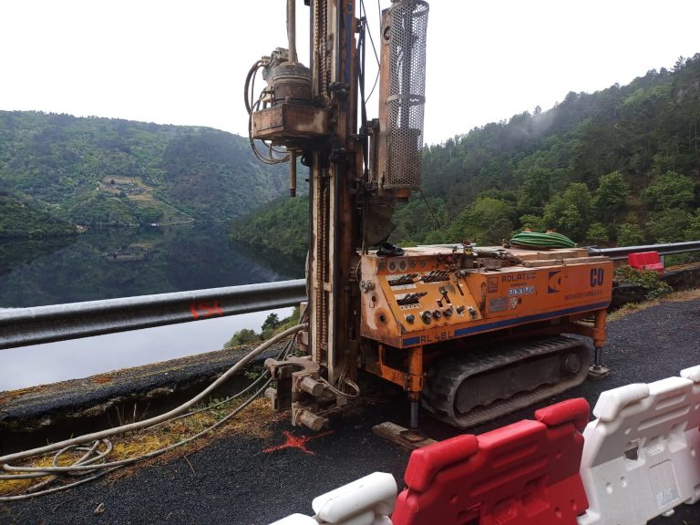 Comezan os traballos para reforzo dun muro na LU-P-1801 entre Peares e Chantada