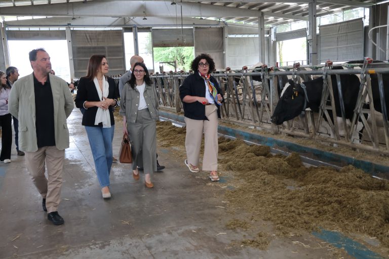 Carmela López mostra á reitora da USC o espazo de investigación na Granxa Gayoso