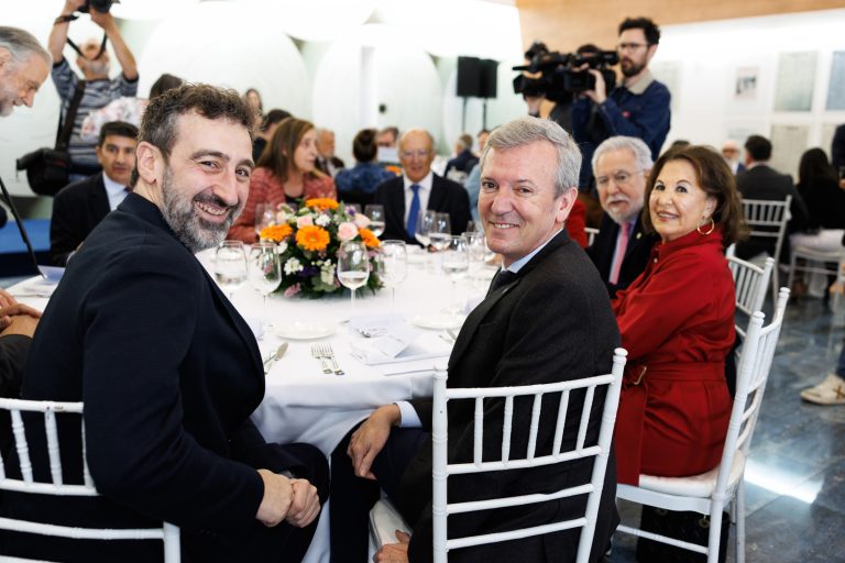 Rueda “define” o xornalismo de proximidade como “preguntar, escoitar e contrastar” na entrega dos Puro Cora