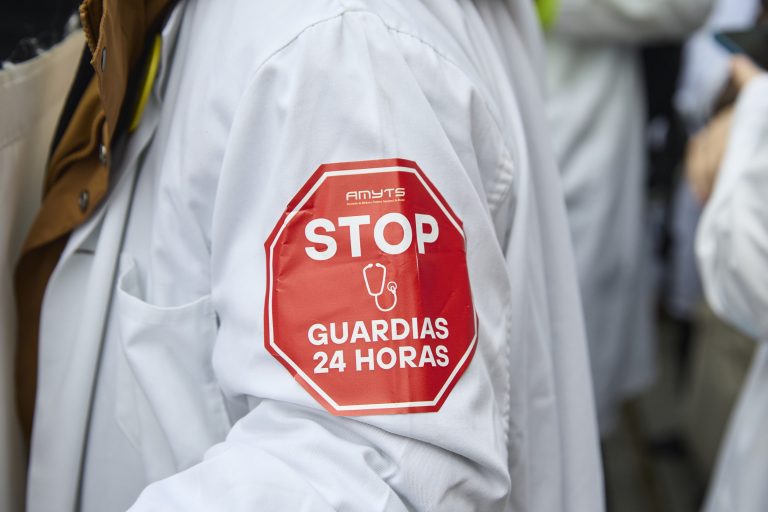 Cincuenta médicos secundan a folga no HULA por terceira semana contra o Estatuto Marco