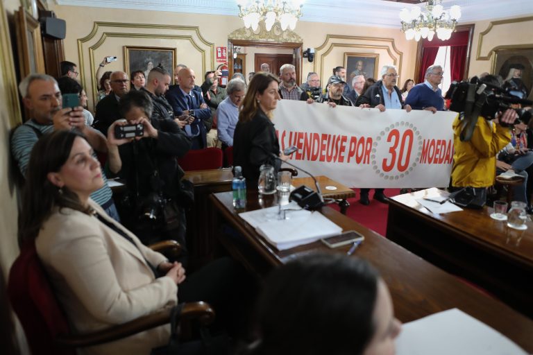 Lanzamento de moedas e berros de “traidora” nun pleno bronco que certifica a nova maioría en Lugo