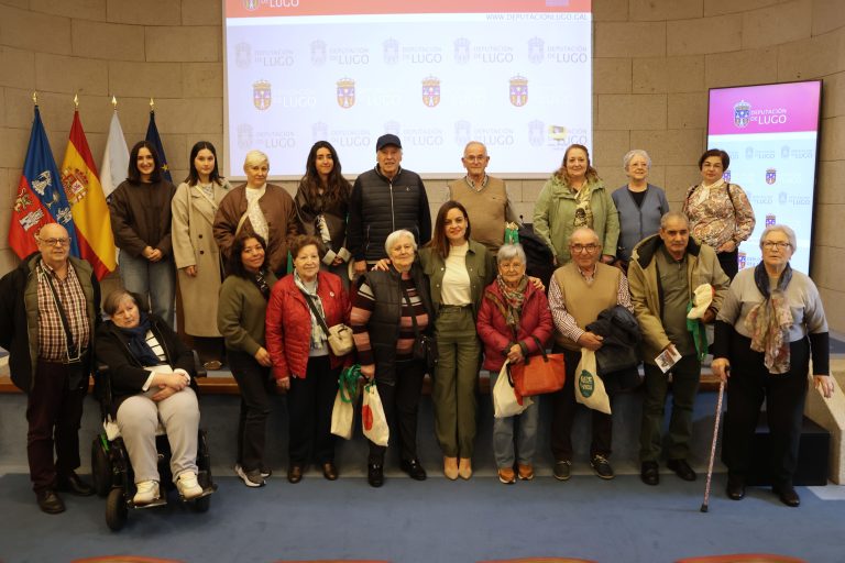 Carmela López recibe os usuarios de AFAN Burela que participan en ‘Coñece a túa provincia’