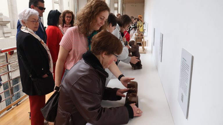 Inaugurada no Museo Provincial de Lugo unha mostra tiflolóxica que explora a relación entre a escultura e a danza
