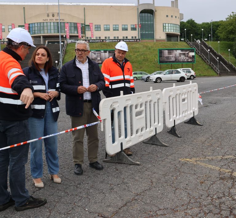 Carmela López e Miguel Fernández supervisan os traballos na Rúa Filarmónica Lucense