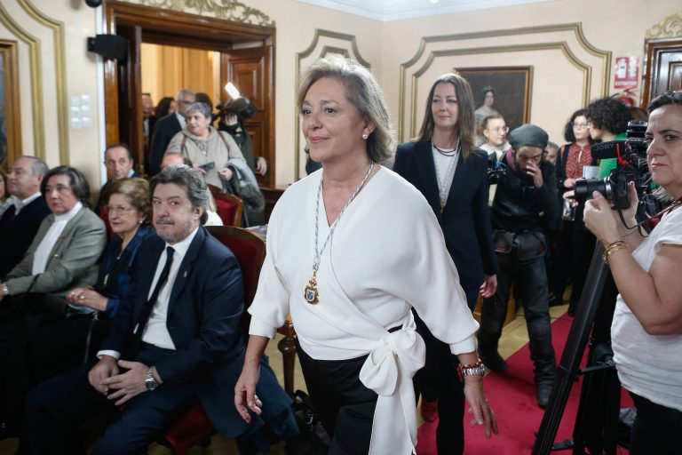 Homenaxe á exalcaldesa de Lugo Paula Alvarellos cunha estatua na Praza Maior