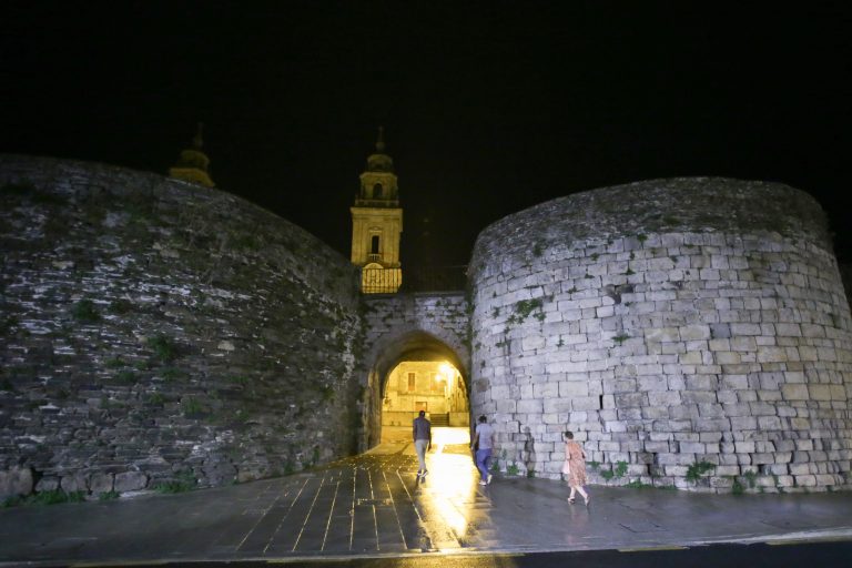 Investigan a morte dunha muller tras precipitarse na Muralla de Lugo