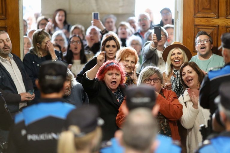 Tensión entre partidarios e detractores da moción de censura na saída do pleno de Lugo