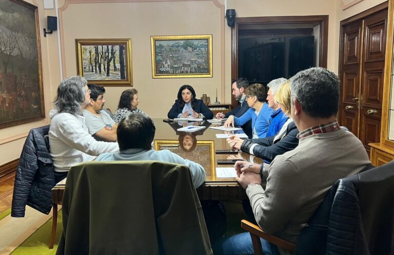Candia comeza o seu mandato retirando unha bandeira palestina e reuníndose con representantes do persoal municipal