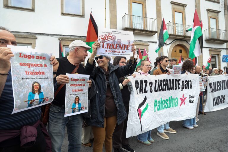 Centos de persoas protestan en Lugo pola retirada da bandeira palestina do Vello Cárcere tras a chegada de Elena Candia á Alcaldía
