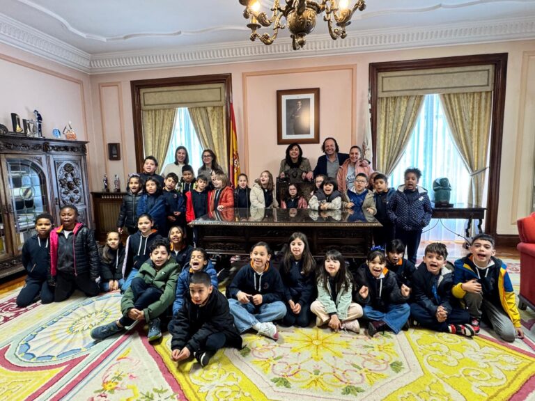 Alumnado da Milagrosa visita o Concello de Lugo recibidos por Elena Candia