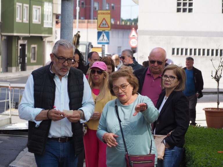 Fernández reclama a renovación da rede de abastecemento en Paradai