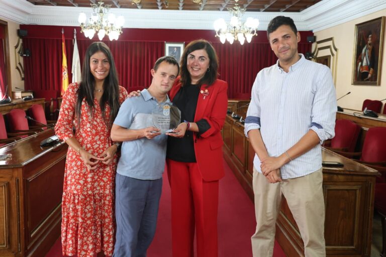Elena Candia recibe ao nadador lucense Mauro Rodríguez Baliña, referente da natación adaptada