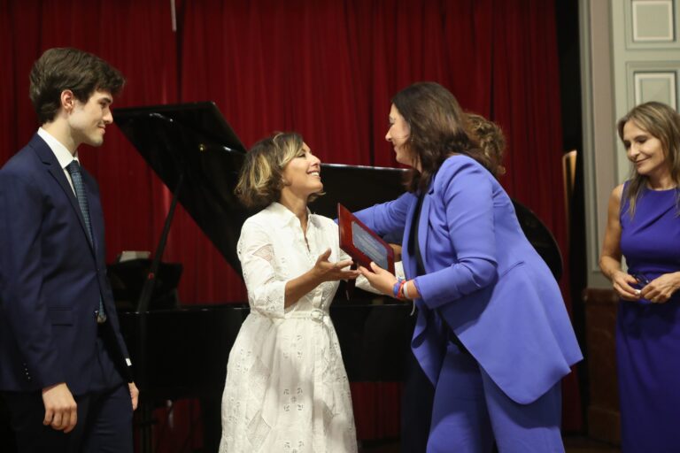 Sonsoles Ónega abrirá o San Froilán 2026 e Sandra Piñeiro fará a ofrenda a Rosalía