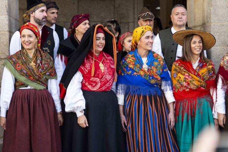 Candia e Paula Prado participan no Domingo das Mozas en Lugo coa vestimenta tradicional