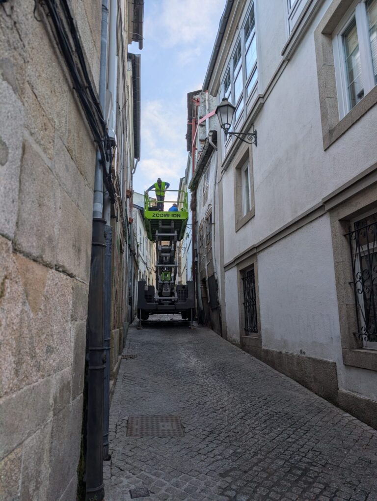O Concello retira elementos con risco de caída á vía pública na rúa da Catedral